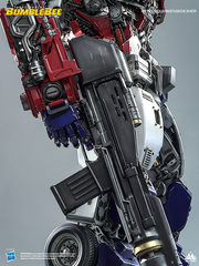 Queen Studios' lifelike depiction of Optimus Prime, perfect for collectors.
