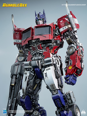 Queen Studios' lifelike rendition of Optimus Prime, a marvel of craftsmanship.