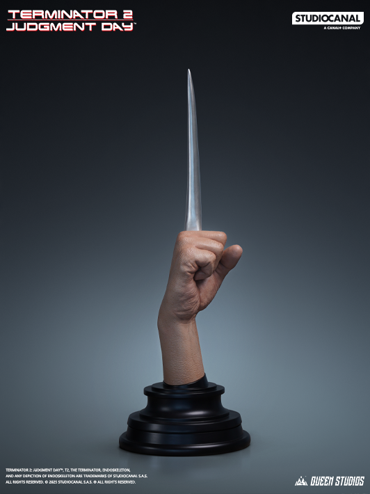 Queen Studios Terminator T-1000 1:1 Bust, detailed view of hand